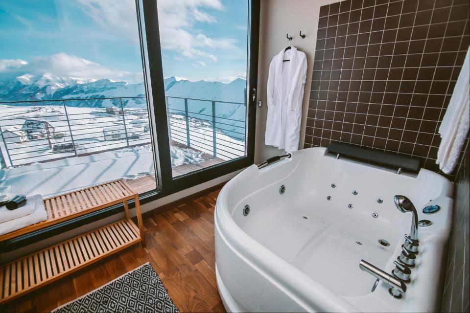 Extraordinary container hotel built in Gudauri, Georgia geotv.ge